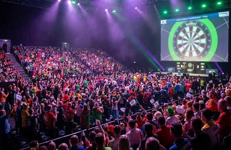 Begeisterte Darts-Fans verfolgen ein Match im Alexandra Palace auf Großbildschirm