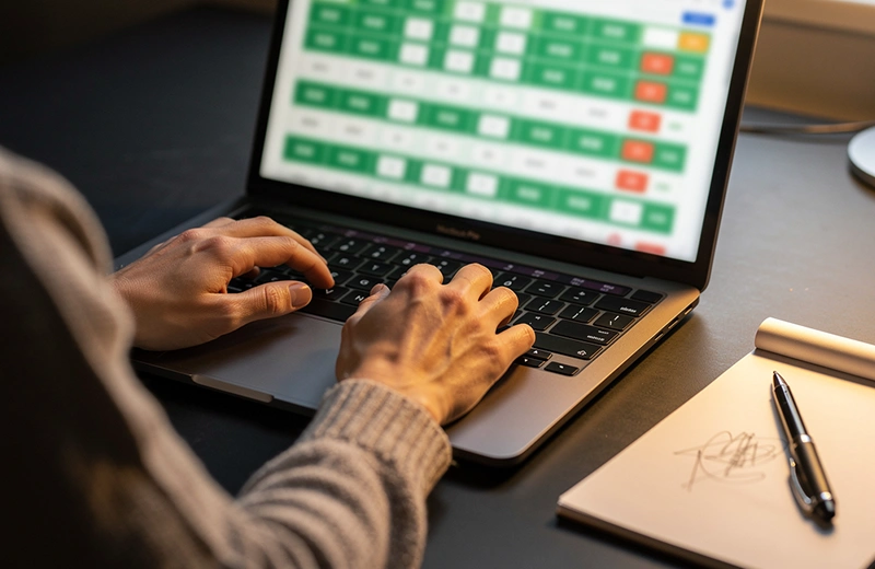 Person vergleicht Darts-WM-Wettquoten auf einem Laptop-Bildschirm